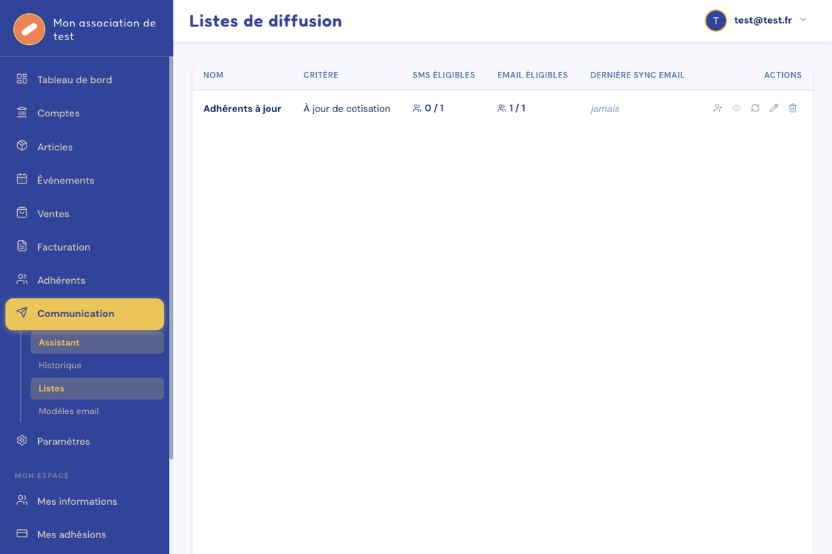 Écran Listes de diffusion avec une liste « Adhérents à jour » et ses nombres de destinataires éligibles par SMS et par email.
